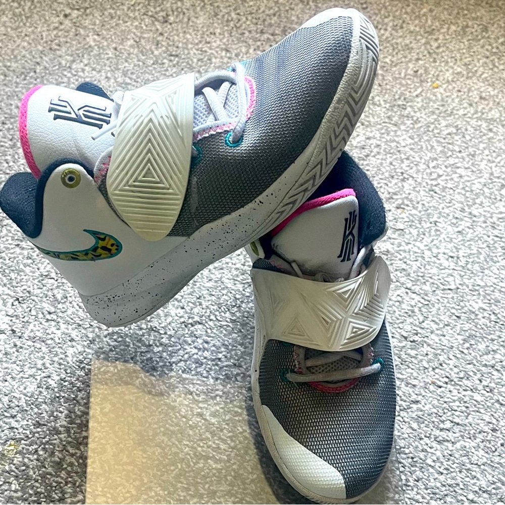 Youth Kyrie Flytrap 3 “South Beach” Size 5. Very Clean, Very Comfortable.